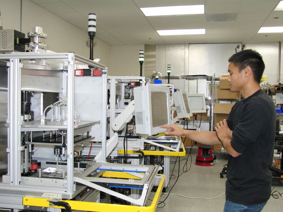 facilities-inset-image Engineer working at NOVO Enginerring HQ